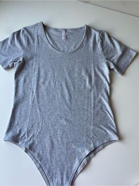 Eve Gray Short-Sleeve Scoop Neck Bodysuit